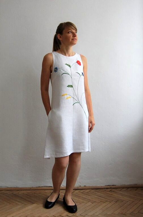 sukienka biała lniana; haft kaszubski